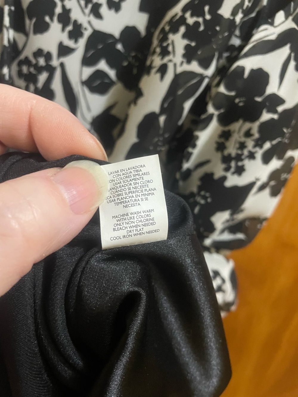 Daisy Fuentes Black & White Floral Draped V-Neck Sleeveless Wrap Top - Picture 6 of 10